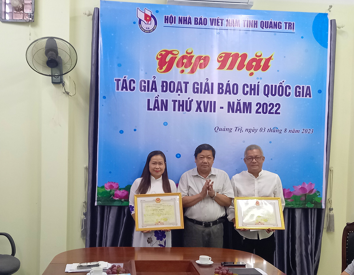 Thừa ủy quyền của Chủ tịch UBND tỉnh, đồng ch&iacute; Trương Đức Minh Tứ - Chủ tịch Hội Nh&agrave; b&aacute;o Quảng Trị trao bằng khen cho c&aacute;c t&aacute;c giả 